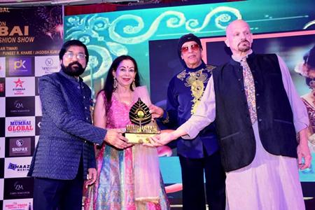 अलका भटनागर जी को मुंबई में भव्य समारोह में हिंदुस्तान रत्न से सम्मानित किया।