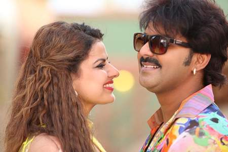 पवन सिंह और मधु शर्मा की ‘पावर स्टार’ जलवा दिखा आनंद मंदिर वाराणसी में